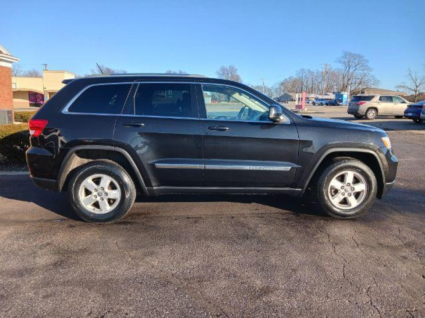 2012 Brilliant Black Crystal Pearl Jeep Grand Cherokee Laredo 4WD (1C4RJFAG1CC) with an 3.6L V6 DOHC 24V engine, 5-Speed Automatic transmission, located at 1099 N County Rd 25A, Troy, OH, 45373, (937) 908-9800, 40.057079, -84.212883 - Photo#4