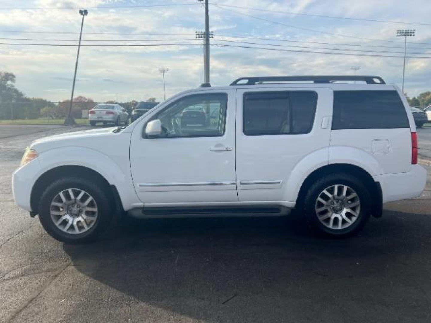 2012 Avalanche Nissan Pathfinder LE 4WD (5N1AR1NB2CC) with an 4.0L V6 DOHC 24V engine, 5-Speed Automatic transmission, located at 1951 S Dayton Lakeview Rd., New Carlisle, OH, 45344, (937) 908-9800, 39.890999, -84.050255 - Photo#3