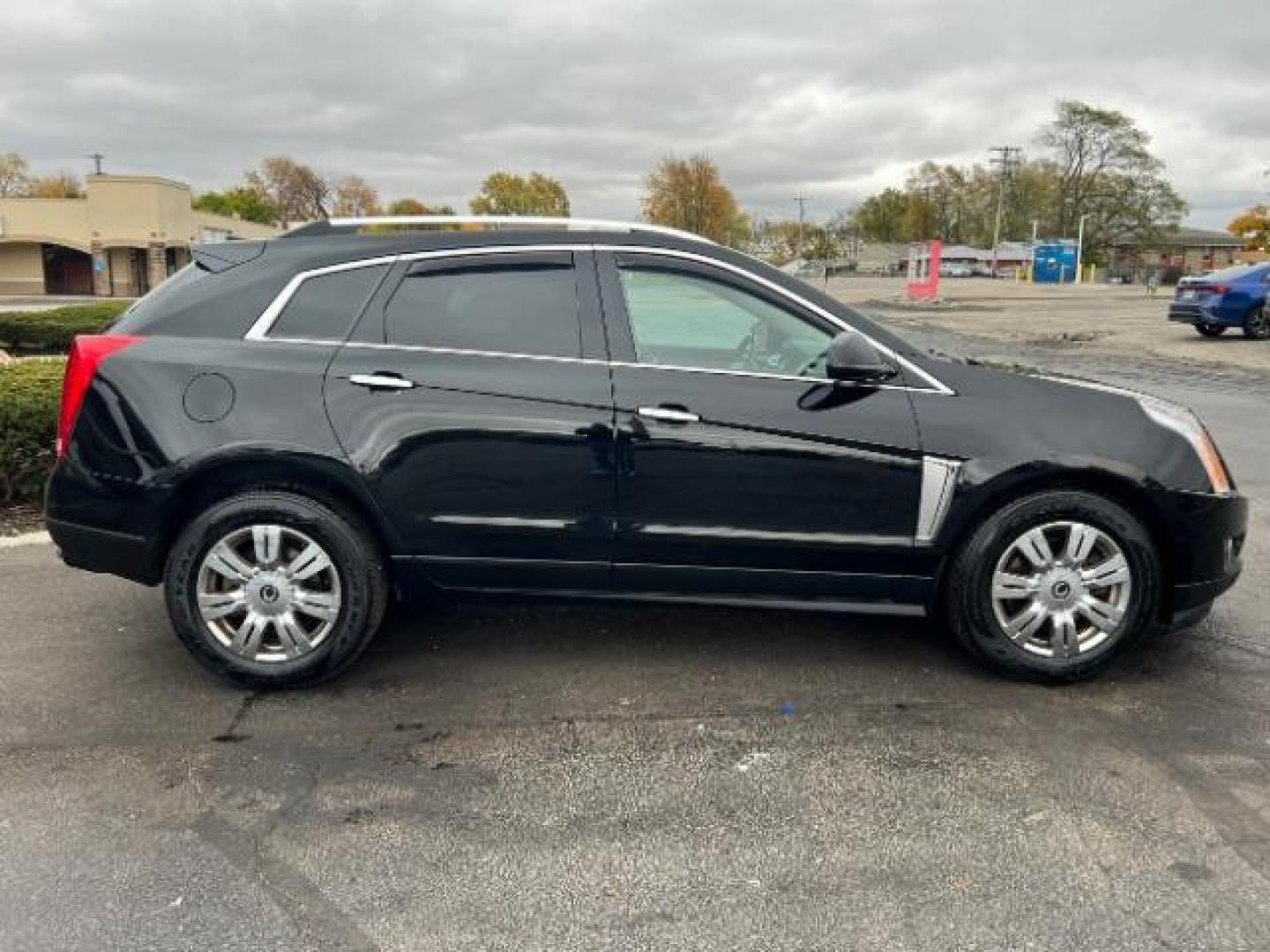 2013 Black Raven Cadillac SRX AWD Luxury Collection (3GYFNGE36DS) with an 3.6L V6 DOHC 24V FFV engine, 6-Speed Automatic transmission, located at 1099 N County Rd 25A, Troy, OH, 45373, (937) 908-9800, 40.057079, -84.212883 - Photo#5