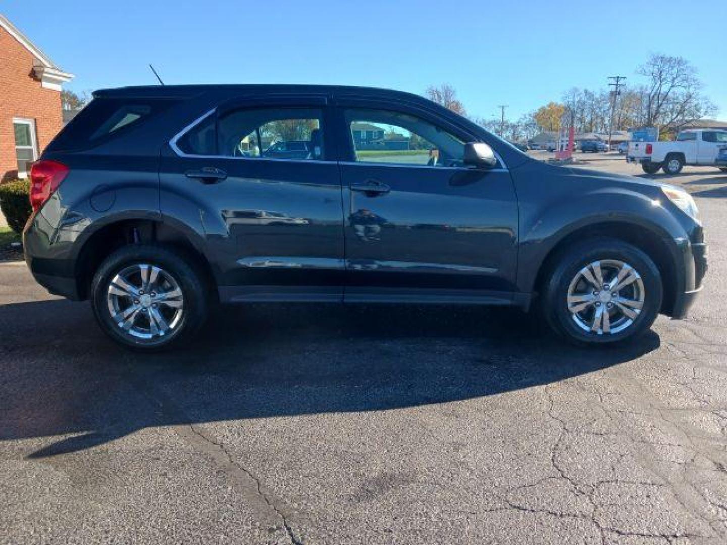 2013 Ashen Gray Metallic Chevrolet Equinox LS 2WD (2GNALBEK6D6) with an 2.4L L4 DOHC 16V engine, 6-Speed Automatic transmission, located at 4508 South Dixie Dr, Moraine, OH, 45439, (937) 908-9800, 39.689976, -84.218452 - Photo#4