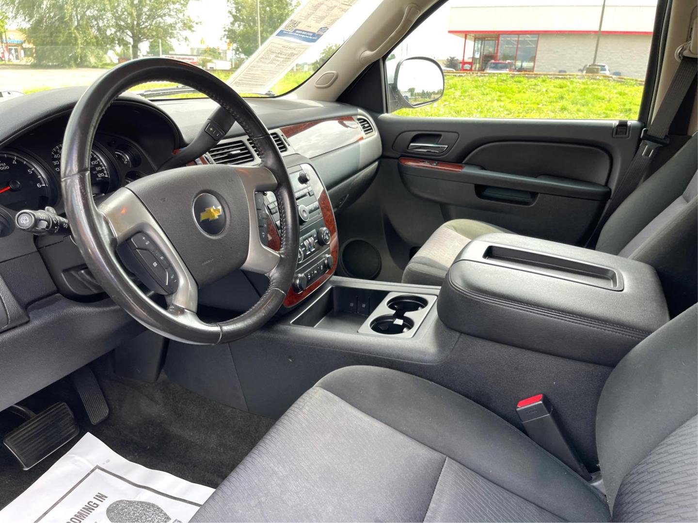 2013 Silver Ice Metallic Chevrolet Tahoe (1GNSKAE04DR) with an 5.3L V8 OHV 16V FFV engine, 6-Speed Automatic transmission, located at 1184 Kauffman Ave, Fairborn, OH, 45324, (937) 908-9800, 39.807072, -84.030914 - Photo#8