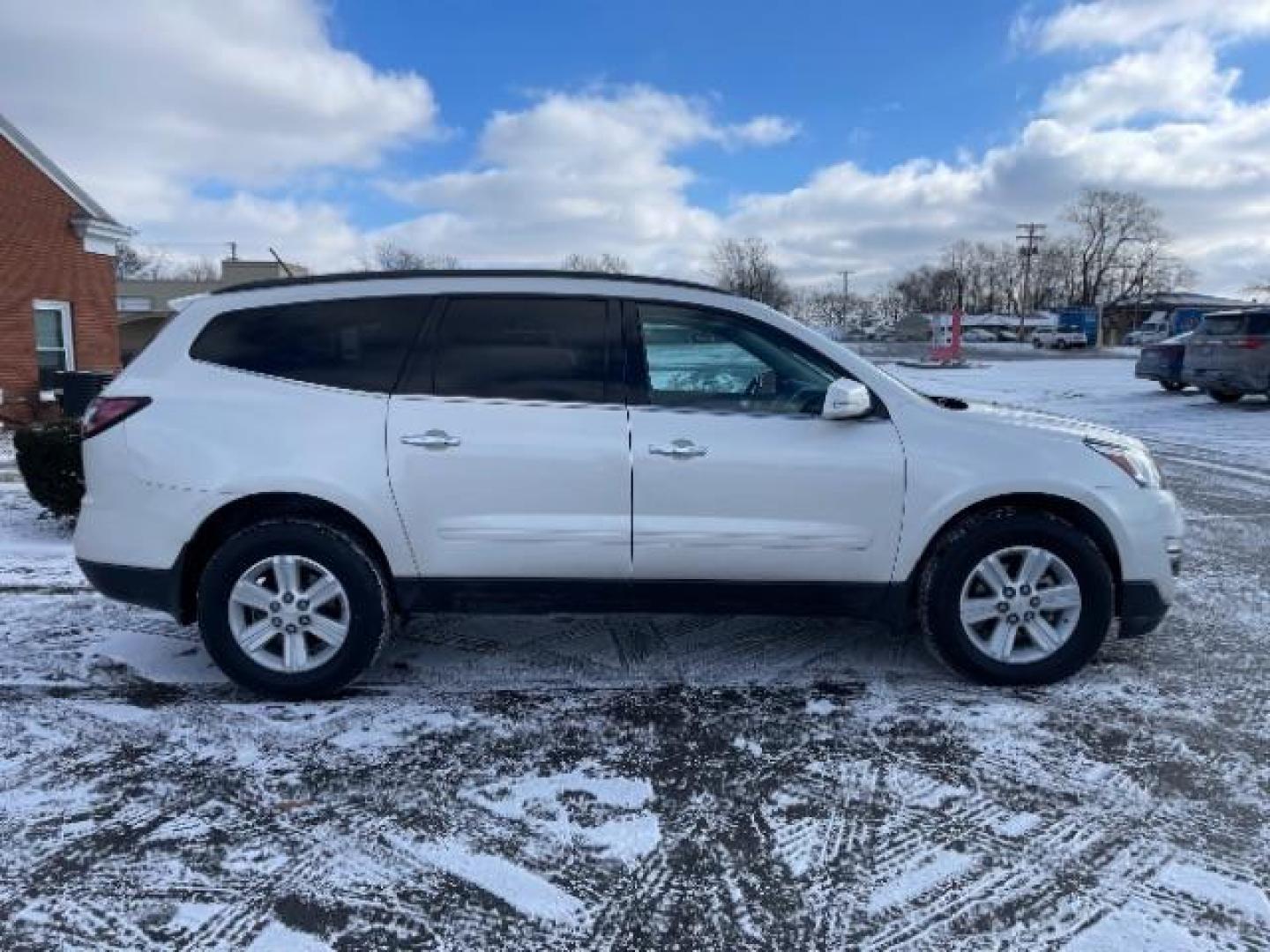 2013 White Diamond Tricoat Chevrolet Traverse 2LT FWD (1GNKRJKD1DJ) with an 3.6L V6 DOHC 24V engine, 6-Speed Automatic transmission, located at 1099 N County Rd 25A, Troy, OH, 45373, (937) 908-9800, 40.057079, -84.212883 - Photo#4