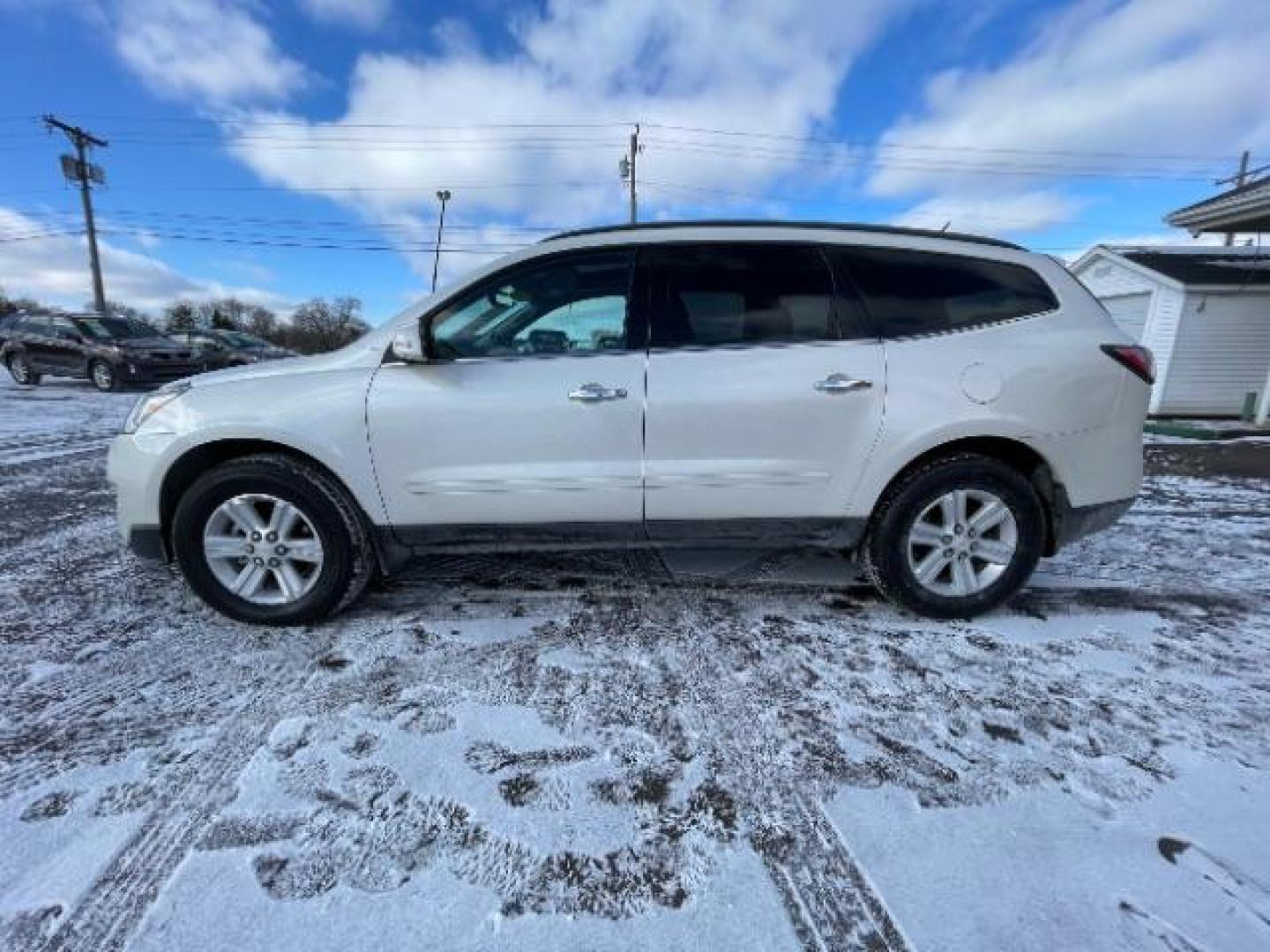 2013 White Diamond Tricoat Chevrolet Traverse 2LT FWD (1GNKRJKD1DJ) with an 3.6L V6 DOHC 24V engine, 6-Speed Automatic transmission, located at 1099 N County Rd 25A, Troy, OH, 45373, (937) 908-9800, 40.057079, -84.212883 - Photo#5