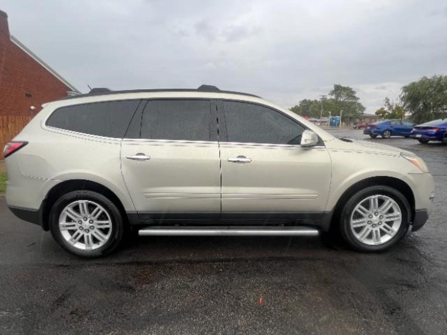 2013 Champagne Silver Metallic Chevrolet Traverse 1LT FWD (1GNKRGKD7DJ) with an 3.6L V6 DOHC 24V engine, 6-Speed Automatic transmission, located at 1230 East Main St, Xenia, OH, 45385, (937) 908-9800, 39.688026, -83.910172 - Third Row - Photo#5