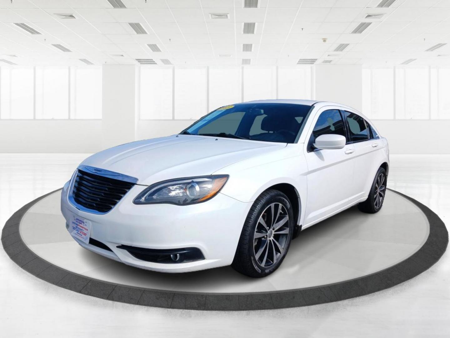 2013 Bright White Chrysler 200 Touring (1C3CCBBBXDN) with an 2.4L L4 DOHC 16V engine, 6-Speed Automatic transmission, located at 1184 Kauffman Ave, Fairborn, OH, 45324, (937) 908-9800, 39.807072, -84.030914 - Photo#7