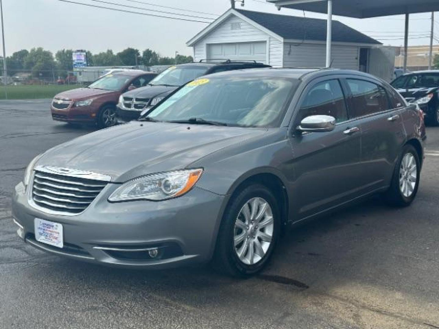 2013 Tungsten Metallic Chrysler 200 Limited (1C3CCBCG3DN) with an 3.6L V6 DOHC 24V FFV engine, 6-Speed Automatic transmission, located at 1230 East Main St, Xenia, OH, 45385, (937) 908-9800, 39.688026, -83.910172 - Photo#2