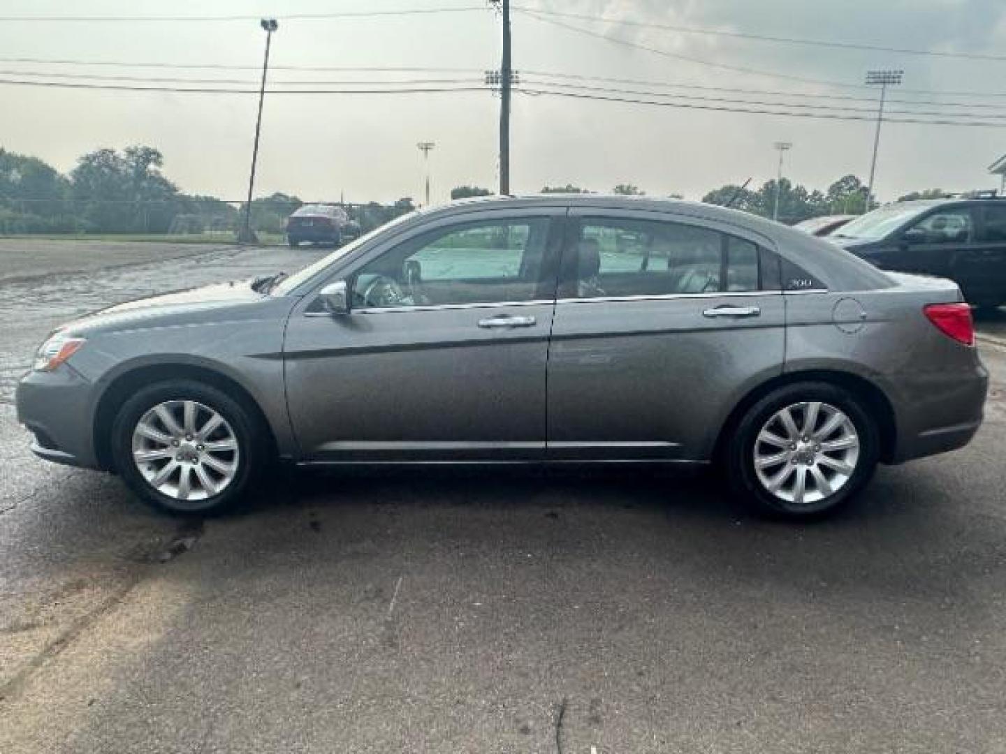 2013 Tungsten Metallic Chrysler 200 Limited (1C3CCBCG3DN) with an 3.6L V6 DOHC 24V FFV engine, 6-Speed Automatic transmission, located at 1230 East Main St, Xenia, OH, 45385, (937) 908-9800, 39.688026, -83.910172 - Photo#3