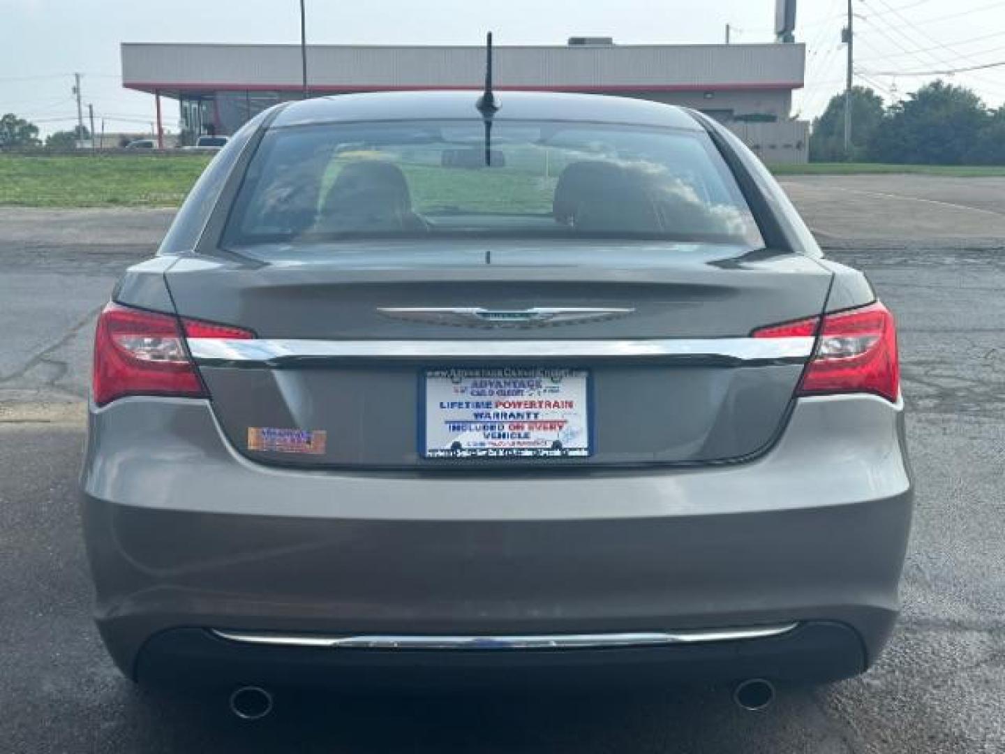 2013 Tungsten Metallic Chrysler 200 Limited (1C3CCBCG3DN) with an 3.6L V6 DOHC 24V FFV engine, 6-Speed Automatic transmission, located at 1230 East Main St, Xenia, OH, 45385, (937) 908-9800, 39.688026, -83.910172 - Photo#4