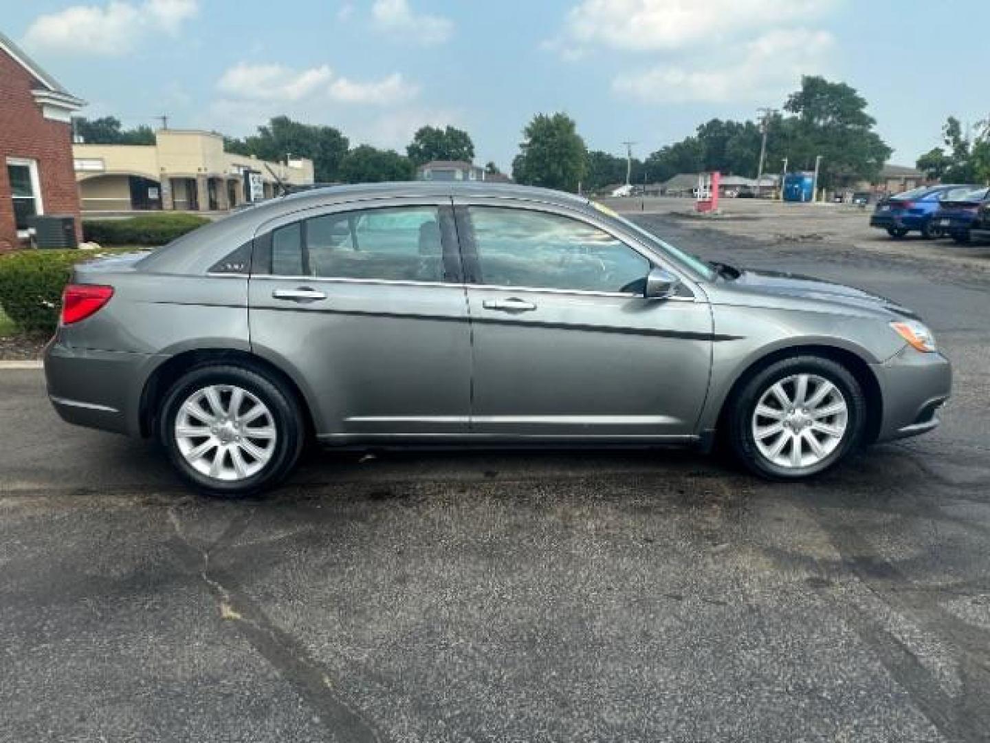 2013 Tungsten Metallic Chrysler 200 Limited (1C3CCBCG3DN) with an 3.6L V6 DOHC 24V FFV engine, 6-Speed Automatic transmission, located at 1230 East Main St, Xenia, OH, 45385, (937) 908-9800, 39.688026, -83.910172 - Photo#5