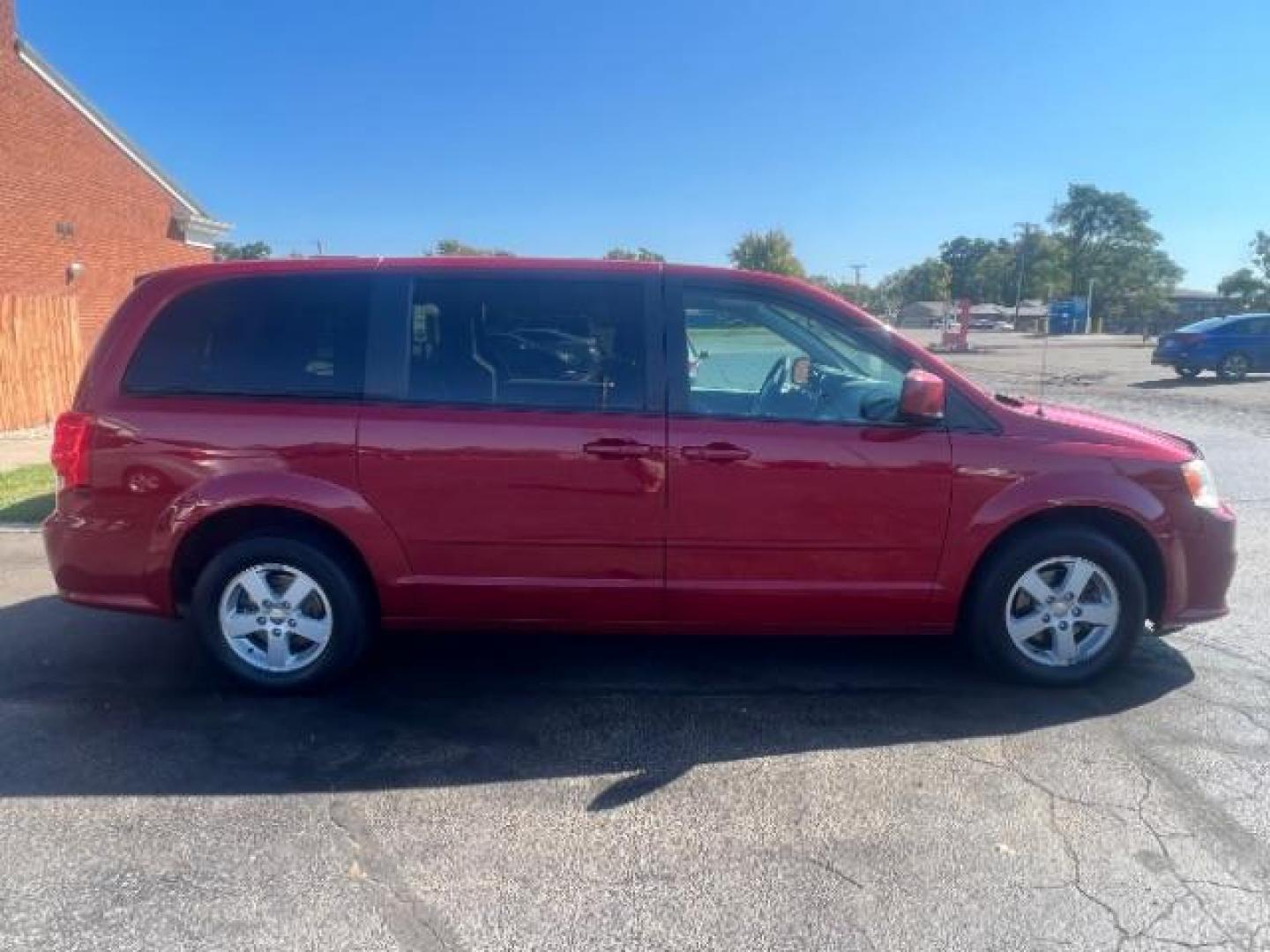 2013 Redline 2 Coat Pearl Dodge Grand Caravan SXT (2C4RDGCG1DR) with an 3.6L V6 DOHC 24V engine, 6-Speed Automatic transmission, located at 1230 East Main St, Xenia, OH, 45385, (937) 908-9800, 39.688026, -83.910172 - Photo#5