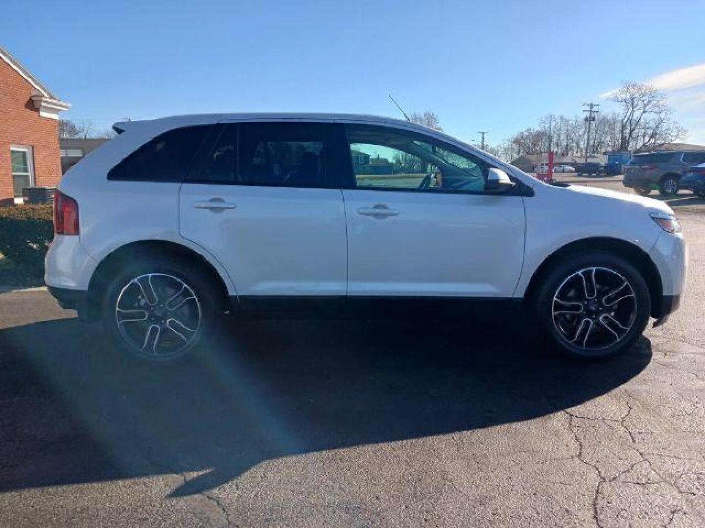 2013 White Platinum Tricoat Metallic Ford Edge SEL AWD (2FMDK4JC5DB) with an 3.5L V6 DOHC 24V engine, 6-Speed Automatic transmission, located at 880 E. National Road, Vandalia, OH, 45377, (937) 908-9800, 39.891918, -84.183594 - Photo#4