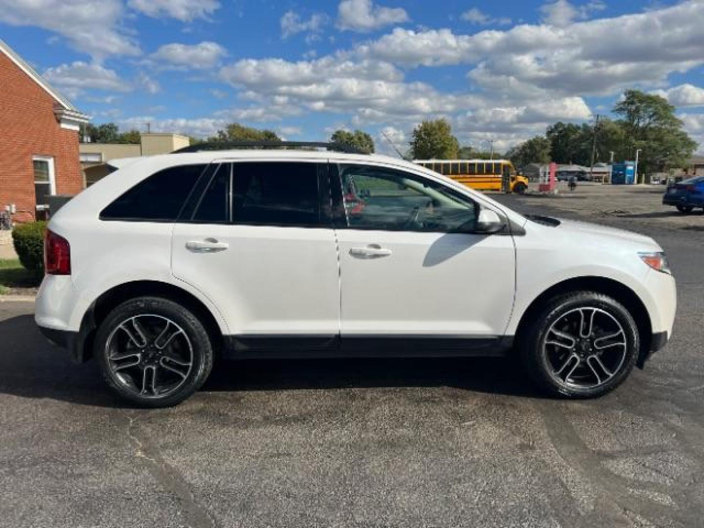 2013 White Platinum Tricoat Metallic Ford Edge SEL FWD (2FMDK3JC1DB) with an 3.5L V6 DOHC 24V engine, 6-Speed Automatic transmission, located at 1951 S Dayton Lakeview Rd., New Carlisle, OH, 45344, (937) 908-9800, 39.890999, -84.050255 - Photo#5