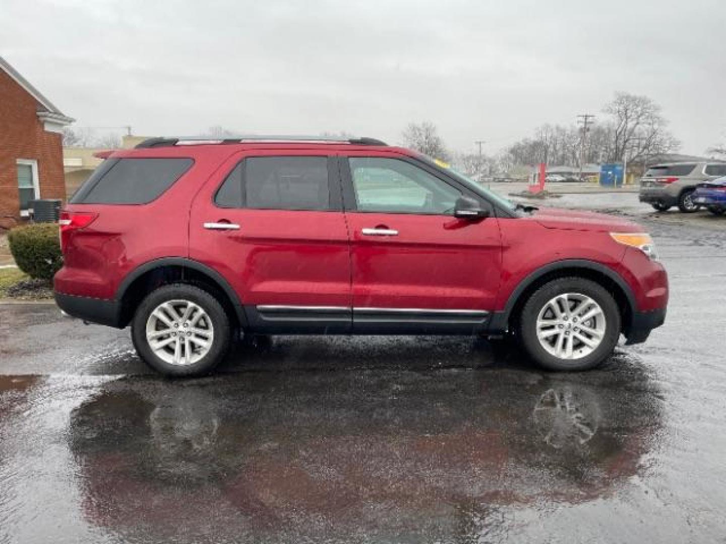 2013 Ruby Red Metallic Ford Explorer XLT 4WD (1FM5K8D83DG) with an 3.5L V6 DOHC 24V engine, 6-Speed Automatic transmission, located at 1099 N County Rd 25A, Troy, OH, 45373, (937) 908-9800, 40.057079, -84.212883 - Photo#3