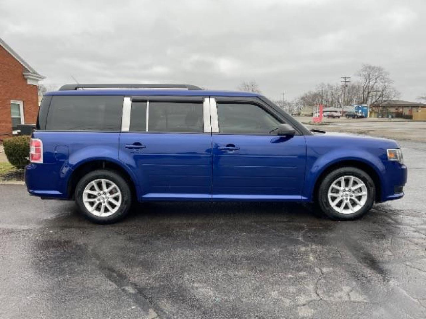 2013 Deep Impact Blue Metallic Ford Flex SE FWD (2FMGK5B8XDB) with an 3.5L V6 DOHC 24V engine, 6-Speed Automatic Overdrive transmission, located at 1951 S Dayton Lakeview Rd., New Carlisle, OH, 45344, (937) 908-9800, 39.890999, -84.050255 - Photo#4