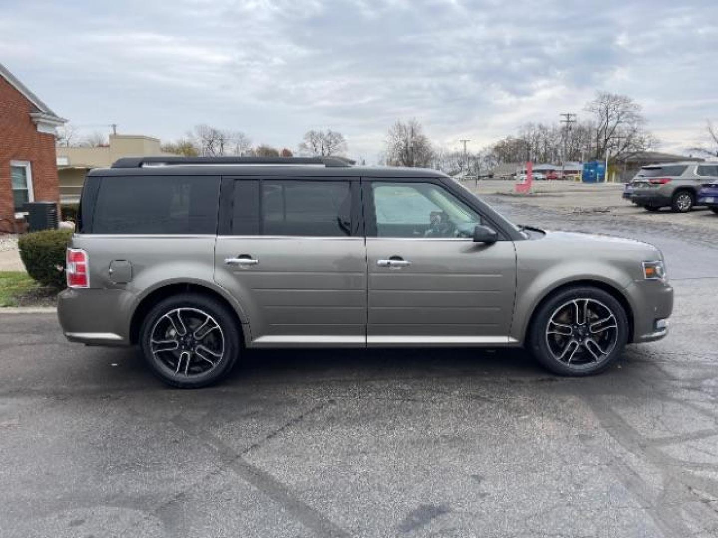 2013 Mineral Gray Metallic Ford Flex Limited AWD (2FMHK6DT2DB) with an 3.5L V6 DOHC 24V engine, 6-Speed Automatic Overdrive transmission, located at 1099 N County Rd 25A, Troy, OH, 45373, (937) 908-9800, 40.057079, -84.212883 - Photo#5