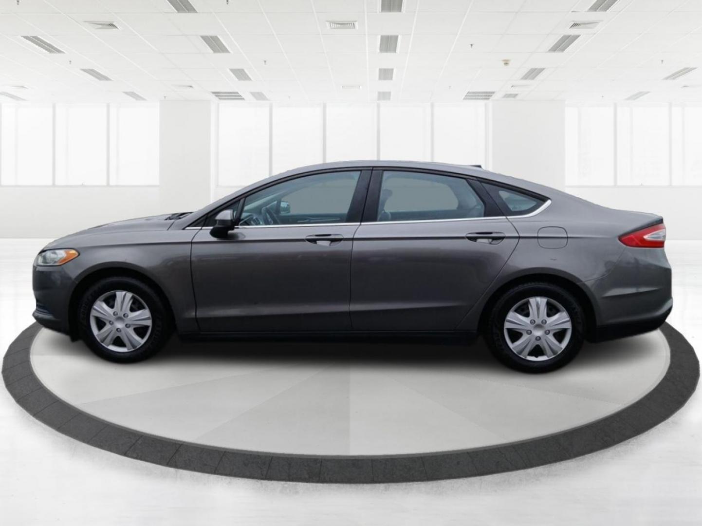 2013 Sterling Gray Ford Fusion S (3FA6P0G76DR) with an 2.5L L4 DOHC 16V engine, located at 880 E. National Road, Vandalia, OH, 45377, (937) 908-9800, 39.891918, -84.183594 - Photo#5