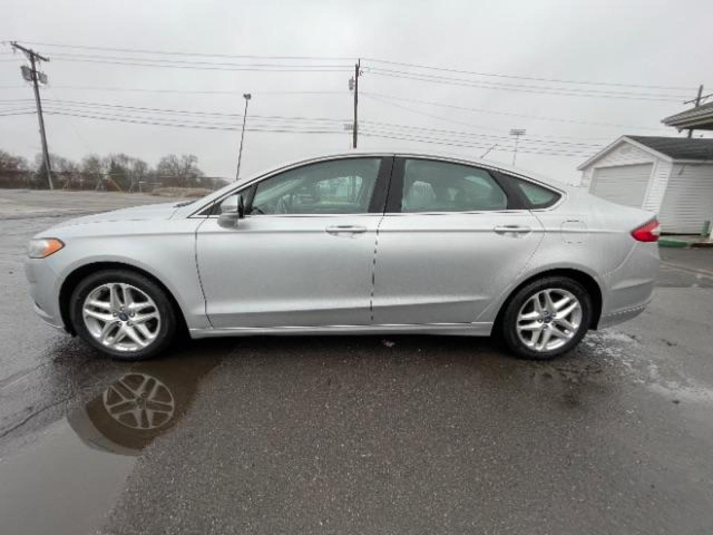 2013 Ingot Silver Ford Fusion SE (3FA6P0HR5DR) with an 1.6L L4 DOHC 16V engine, located at 1099 N County Rd 25A, Troy, OH, 45373, (937) 908-9800, 40.057079, -84.212883 - Photo#4