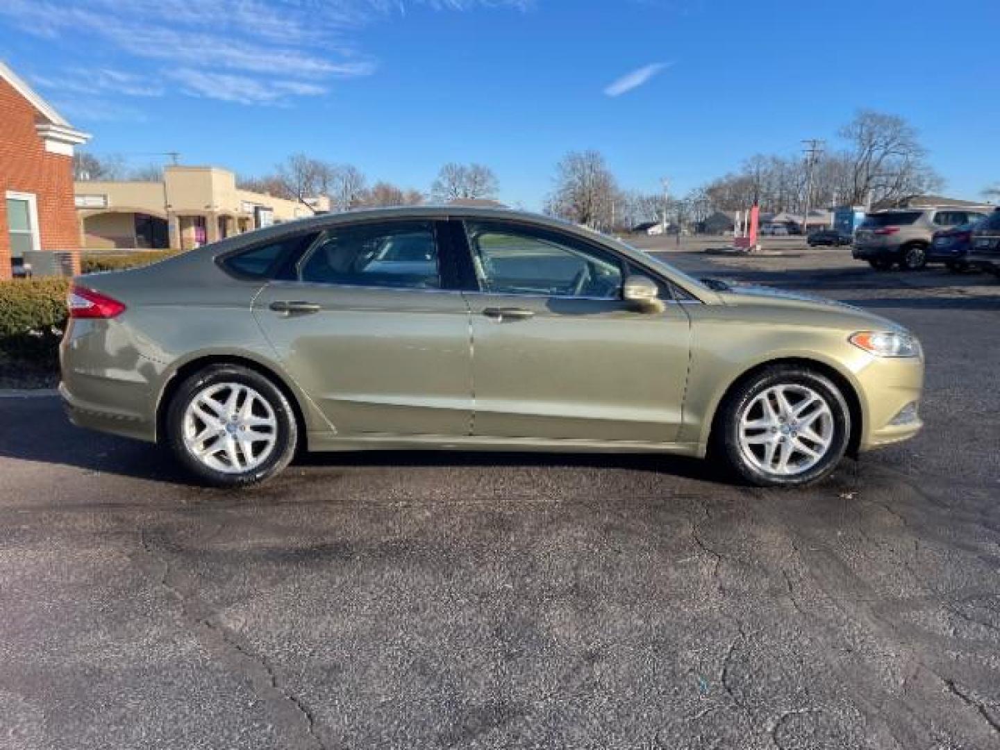 2013 Ginger Ale Ford Fusion SE (3FA6P0H73DR) with an 2.5L L4 DOHC 16V engine, located at 4508 South Dixie Dr, Moraine, OH, 45439, (937) 908-9800, 39.689976, -84.218452 - Photo#3