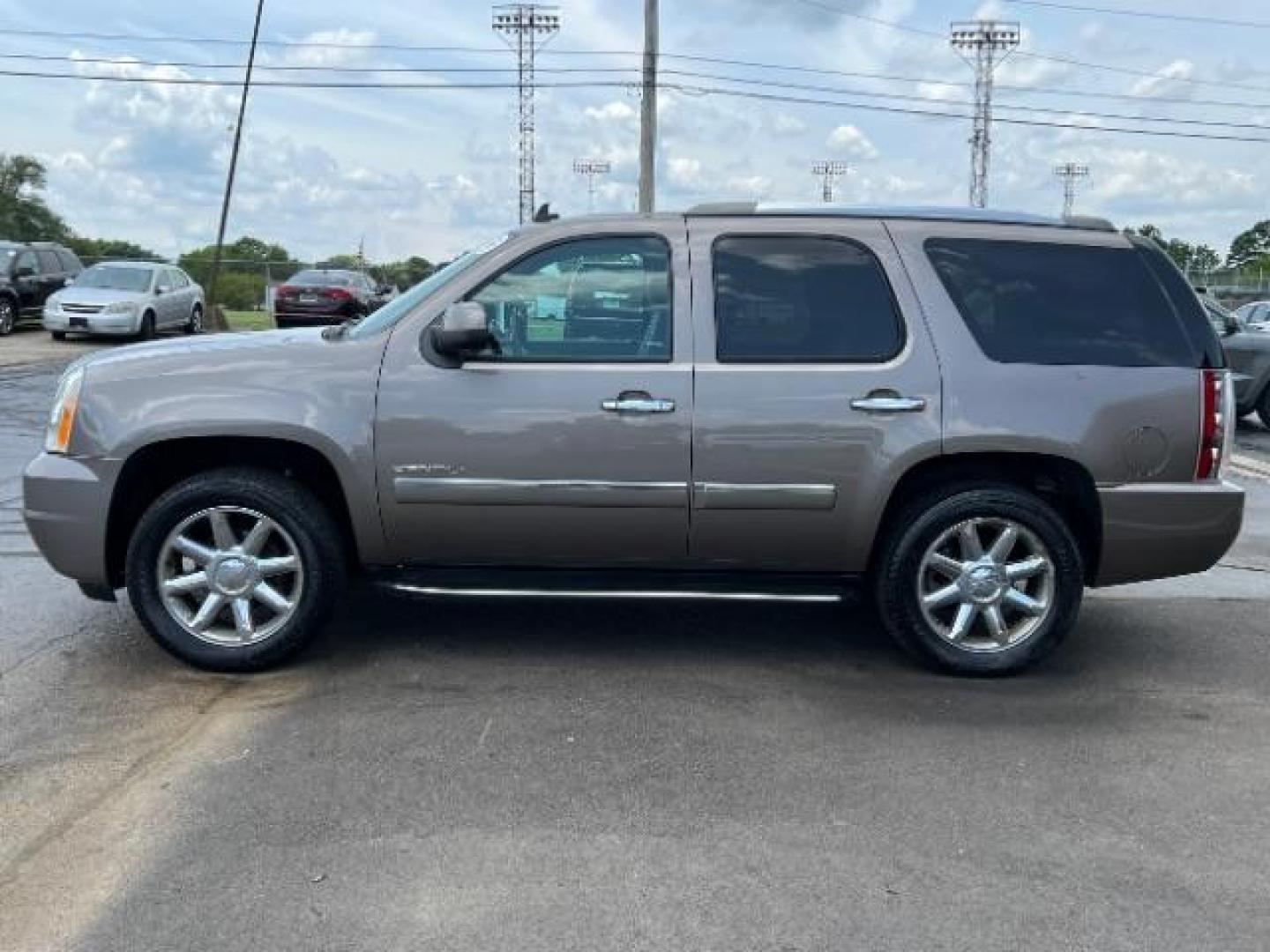 2013 Mocha Steel Metallic GMC Yukon Denali 4WD (1GKS2EEF1DR) with an 6.2L V8 OHV 16V engine, 6-Speed Automatic transmission, located at 4508 South Dixie Dr, Moraine, OH, 45439, (937) 908-9800, 39.689976, -84.218452 - Photo#3