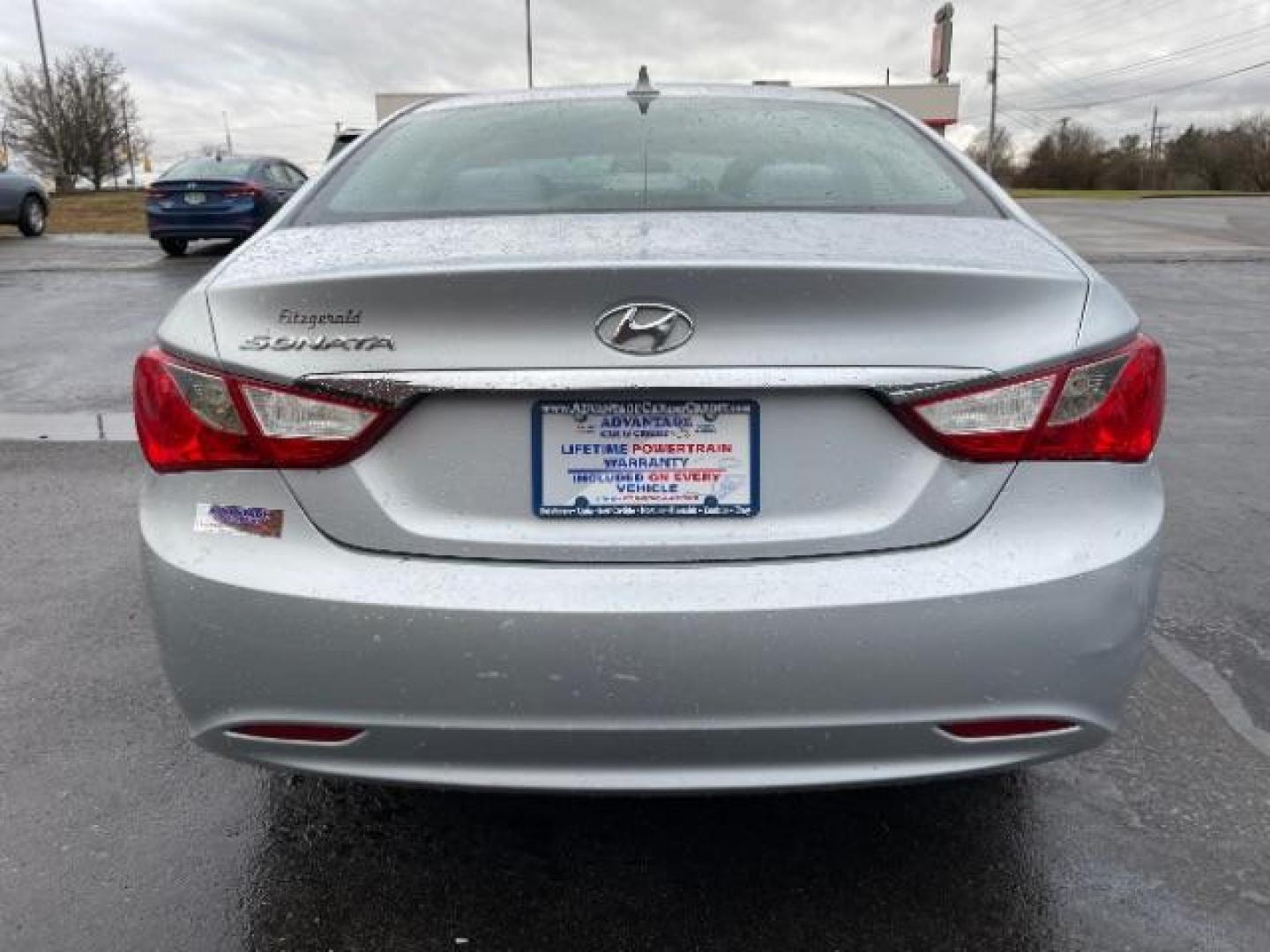 2013 Silver Hyundai Sonata GLS (5NPEB4AC8DH) with an 2.4L L4 DOHC 16V engine, 6-Speed Automatic transmission, located at 1230 East Main St, Xenia, OH, 45385, (937) 908-9800, 39.688026, -83.910172 - Photo#4