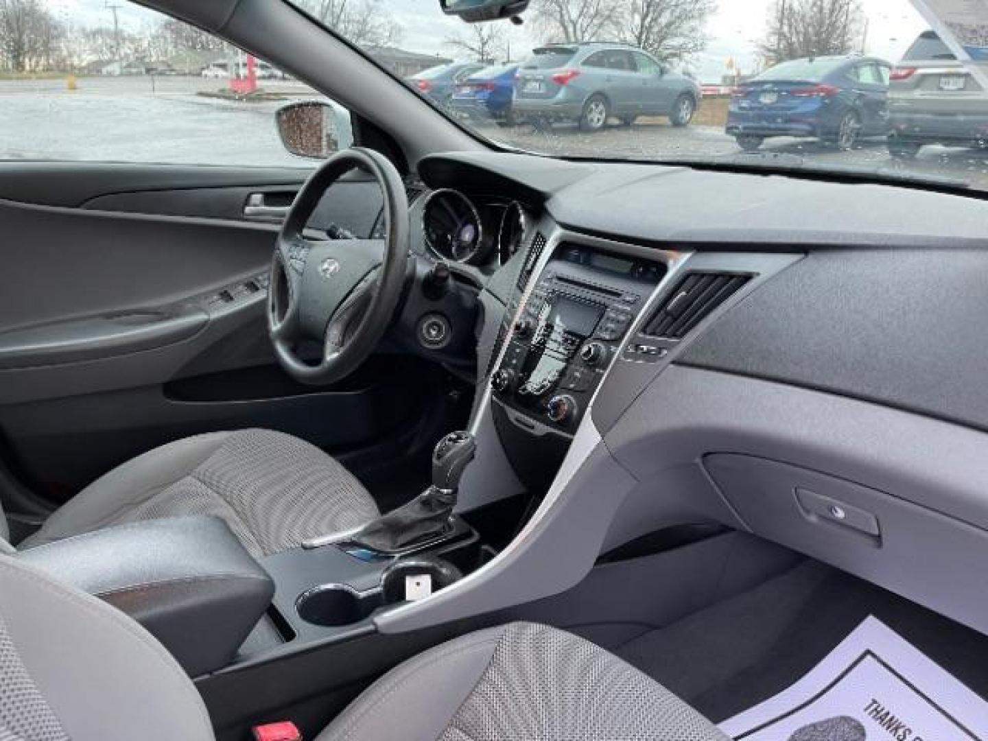 2013 Silver Hyundai Sonata GLS (5NPEB4AC8DH) with an 2.4L L4 DOHC 16V engine, 6-Speed Automatic transmission, located at 1230 East Main St, Xenia, OH, 45385, (937) 908-9800, 39.688026, -83.910172 - Photo#8