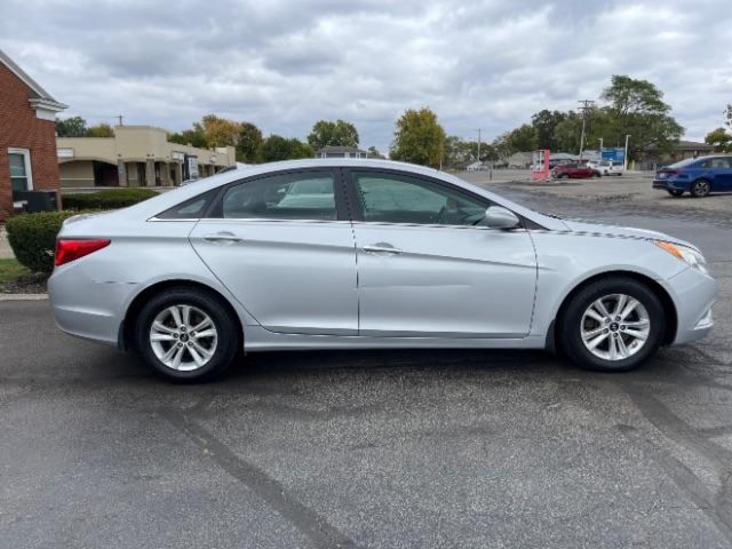 2013 Silver Hyundai Sonata GLS (5NPEB4AC7DH) with an 2.4L L4 DOHC 16V engine, 6-Speed Automatic transmission, located at 4508 South Dixie Dr, Moraine, OH, 45439, (937) 908-9800, 39.689976, -84.218452 - Photo#3