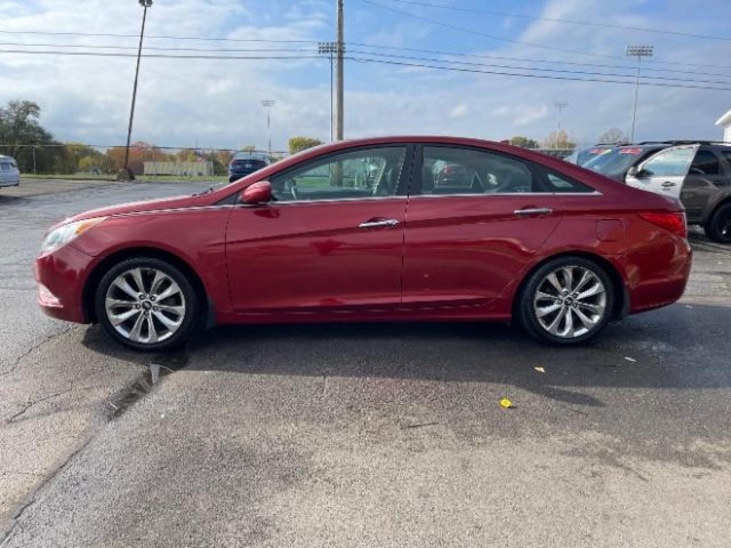 2013 Red Hyundai Sonata SE Auto (5NPEC4AC7DH) with an 2.4L L4 DOHC 16V engine, 6-Speed Automatic transmission, located at 4508 South Dixie Dr, Moraine, OH, 45439, (937) 908-9800, 39.689976, -84.218452 - Photo#4