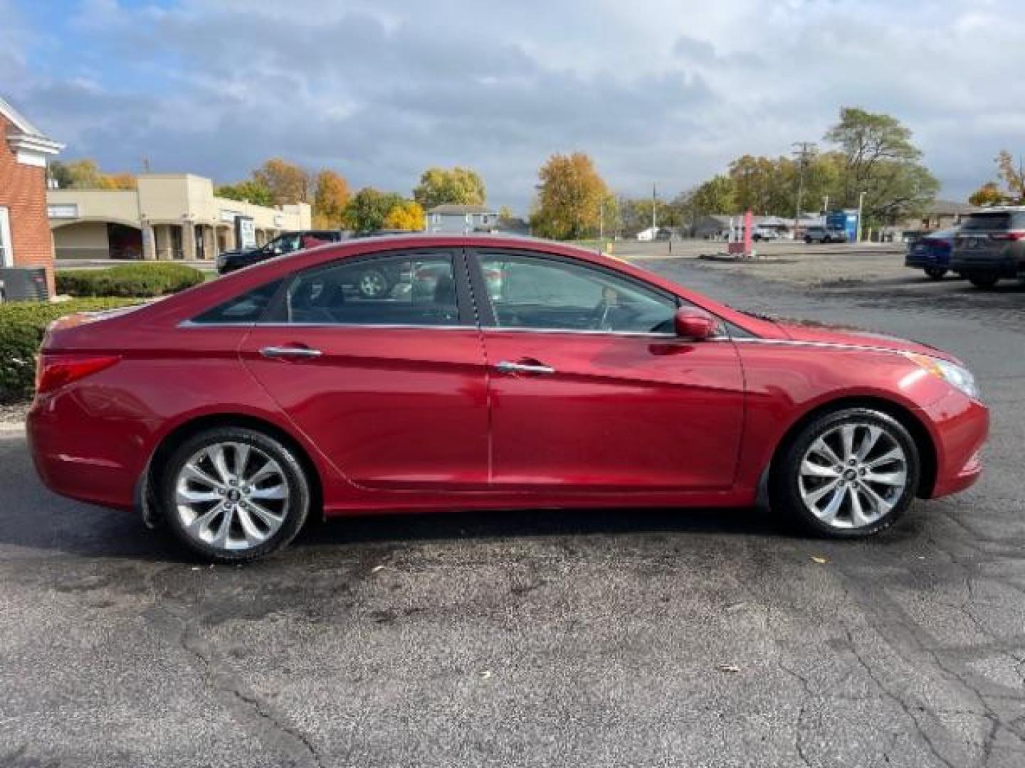 2013 Red Hyundai Sonata SE Auto (5NPEC4AC7DH) with an 2.4L L4 DOHC 16V engine, 6-Speed Automatic transmission, located at 4508 South Dixie Dr, Moraine, OH, 45439, (937) 908-9800, 39.689976, -84.218452 - Photo#5