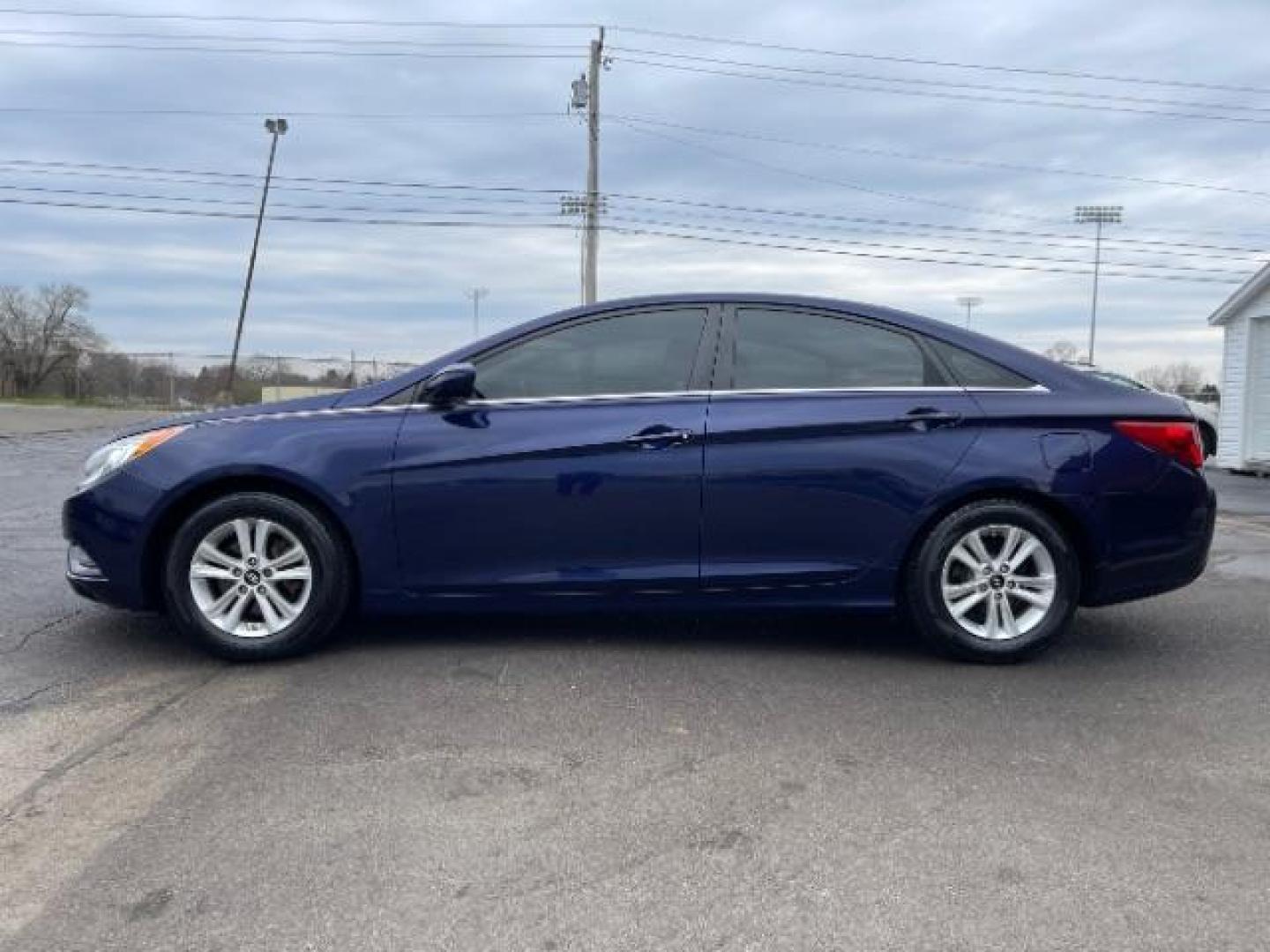 2013 Blue Hyundai Sonata GLS (5NPEB4AC8DH) with an 2.4L L4 DOHC 16V engine, 6-Speed Automatic transmission, located at 1951 S Dayton Lakeview Rd., New Carlisle, OH, 45344, (937) 908-9800, 39.890999, -84.050255 - Photo#4