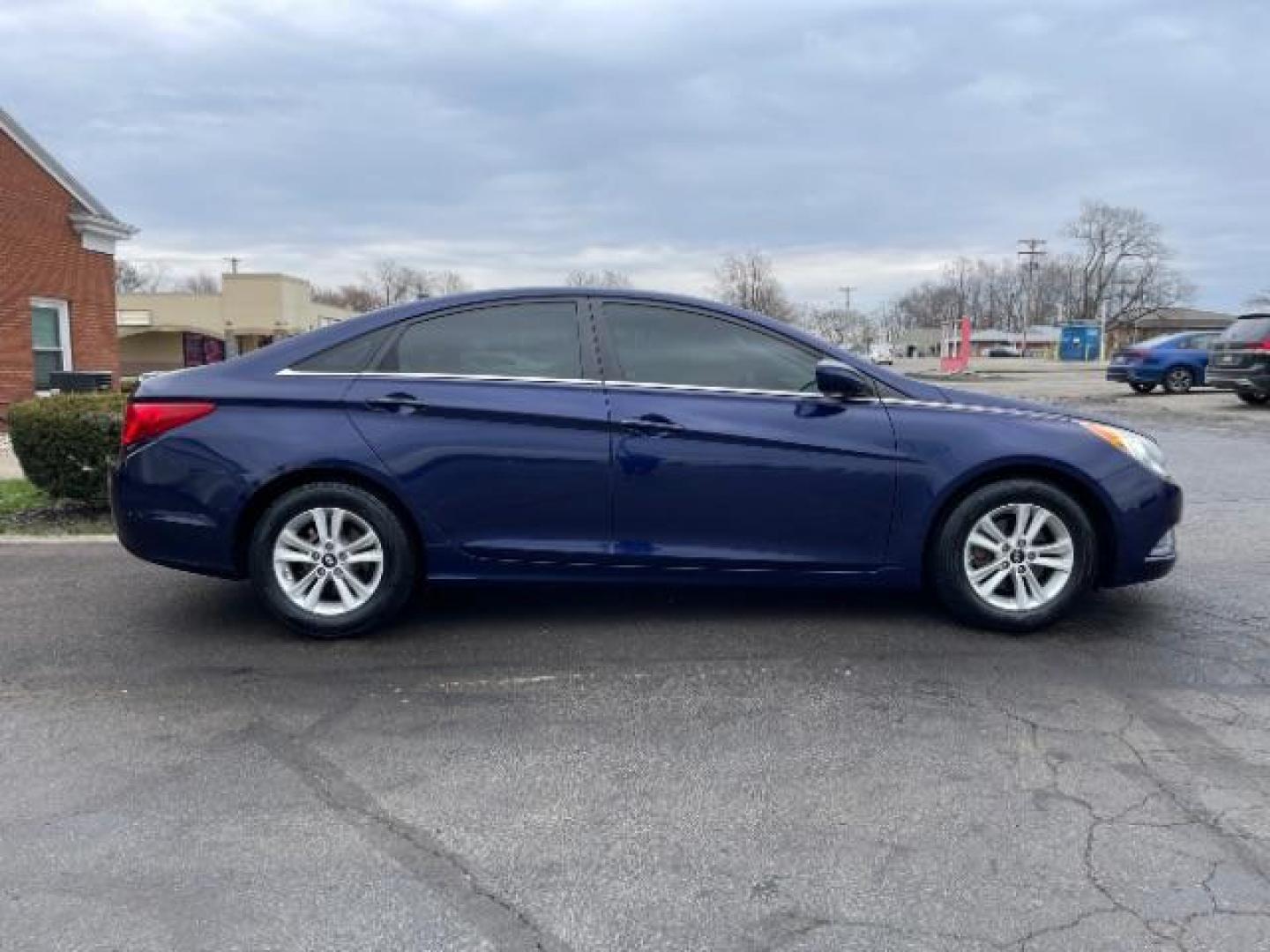 2013 Blue Hyundai Sonata GLS (5NPEB4AC8DH) with an 2.4L L4 DOHC 16V engine, 6-Speed Automatic transmission, located at 1951 S Dayton Lakeview Rd., New Carlisle, OH, 45344, (937) 908-9800, 39.890999, -84.050255 - Photo#5