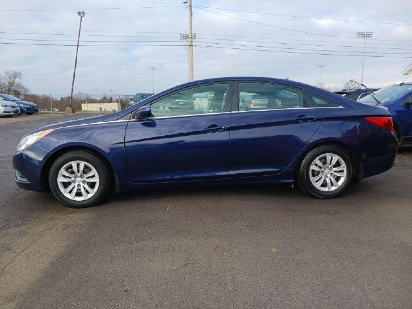 2013 Blue Hyundai Sonata GLS (5NPEB4AC8DH) with an 2.4L L4 DOHC 16V engine, 6-Speed Automatic transmission, located at 1099 N County Rd 25A, Troy, OH, 45373, (937) 908-9800, 40.057079, -84.212883 - Photo#3