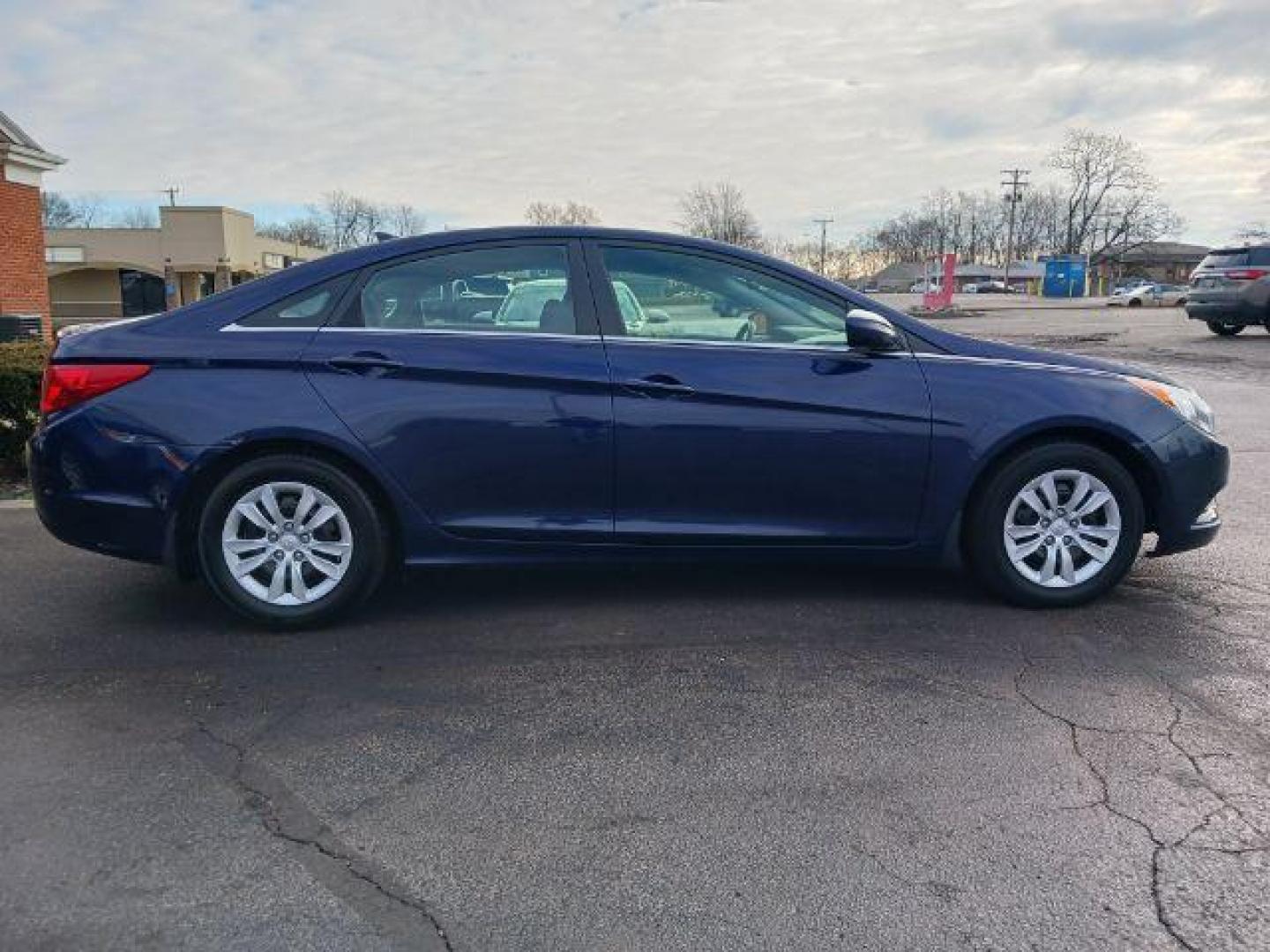 2013 Blue Hyundai Sonata GLS (5NPEB4AC8DH) with an 2.4L L4 DOHC 16V engine, 6-Speed Automatic transmission, located at 1099 N County Rd 25A, Troy, OH, 45373, (937) 908-9800, 40.057079, -84.212883 - Photo#4