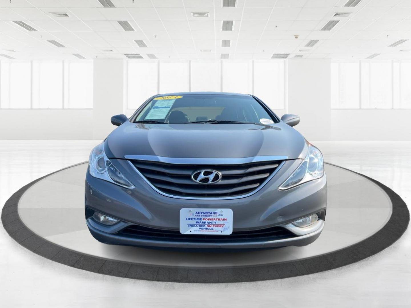 2013 Gray Hyundai Sonata (5NPEB4AC5DH) with an 2.4L L4 DOHC 16V engine, 6-Speed Automatic transmission, located at 880 E. National Road, Vandalia, OH, 45377, (937) 908-9800, 39.891918, -84.183594 - Photo#6