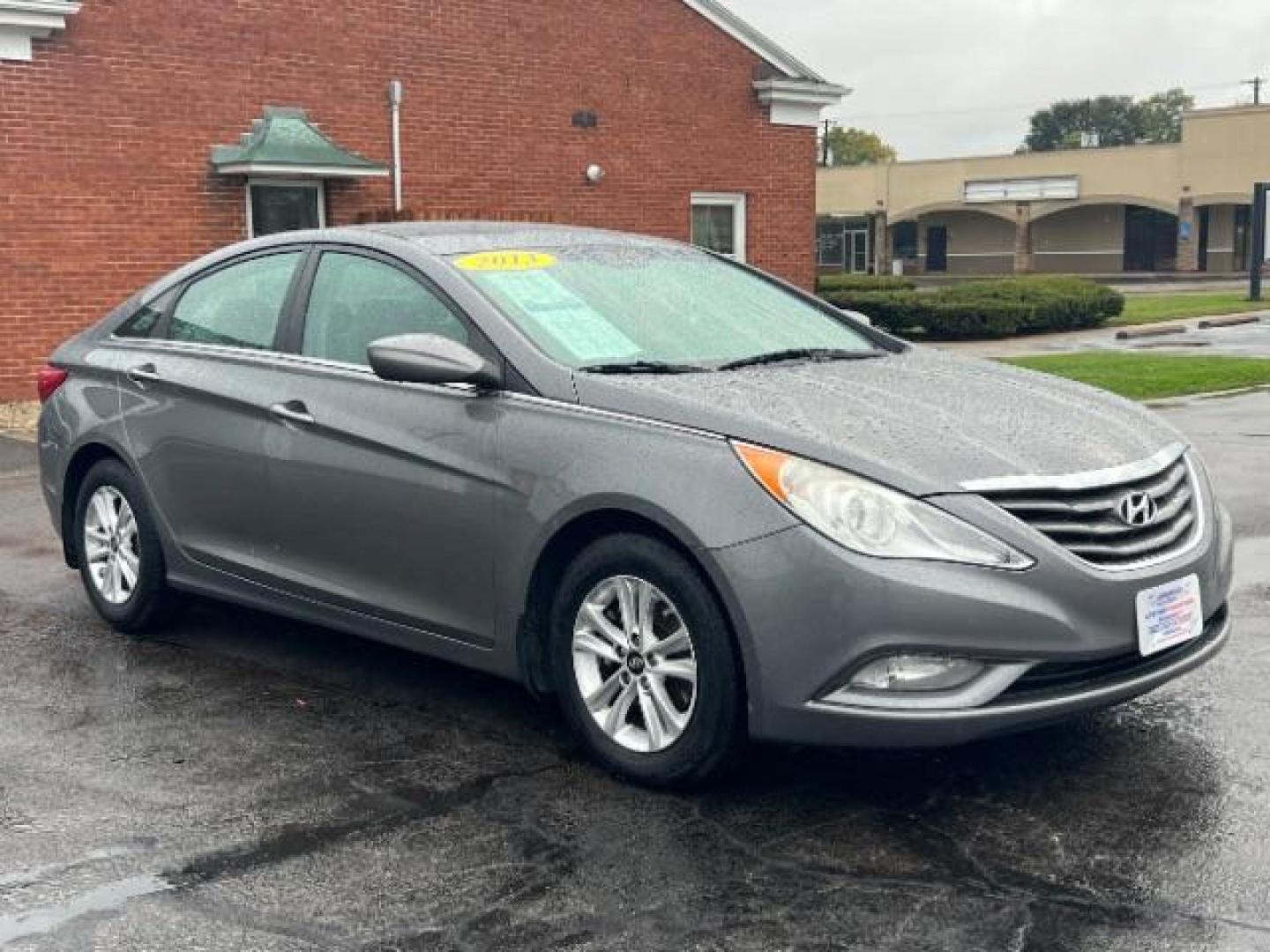 2013 Gray Hyundai Sonata GLS (5NPEB4AC5DH) with an 2.4L L4 DOHC 16V engine, 6-Speed Automatic transmission, located at 1230 East Main St, Xenia, OH, 45385, (937) 908-9800, 39.688026, -83.910172 - Photo#0