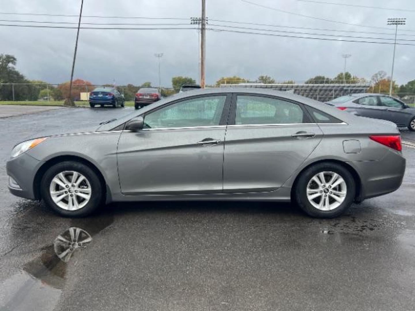 2013 Gray Hyundai Sonata GLS (5NPEB4AC5DH) with an 2.4L L4 DOHC 16V engine, 6-Speed Automatic transmission, located at 1230 East Main St, Xenia, OH, 45385, (937) 908-9800, 39.688026, -83.910172 - Photo#3