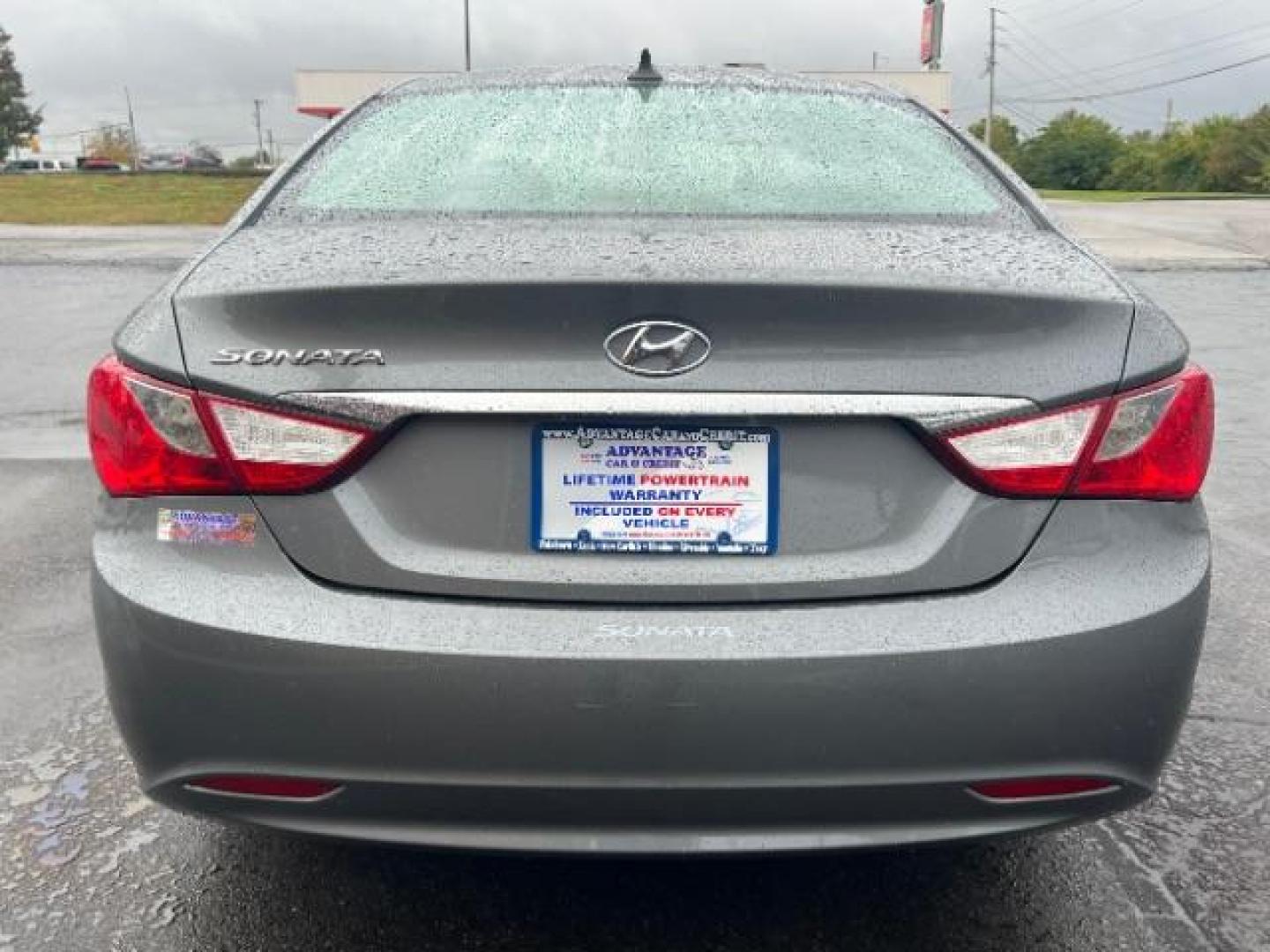 2013 Gray Hyundai Sonata GLS (5NPEB4AC5DH) with an 2.4L L4 DOHC 16V engine, 6-Speed Automatic transmission, located at 1230 East Main St, Xenia, OH, 45385, (937) 908-9800, 39.688026, -83.910172 - Photo#4