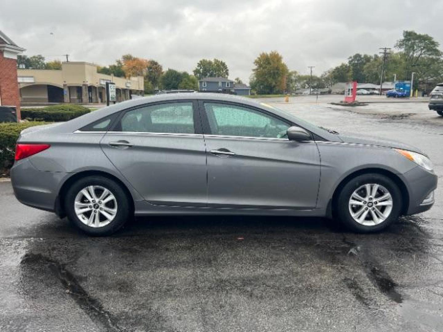 2013 Gray Hyundai Sonata GLS (5NPEB4AC5DH) with an 2.4L L4 DOHC 16V engine, 6-Speed Automatic transmission, located at 1230 East Main St, Xenia, OH, 45385, (937) 908-9800, 39.688026, -83.910172 - Photo#5