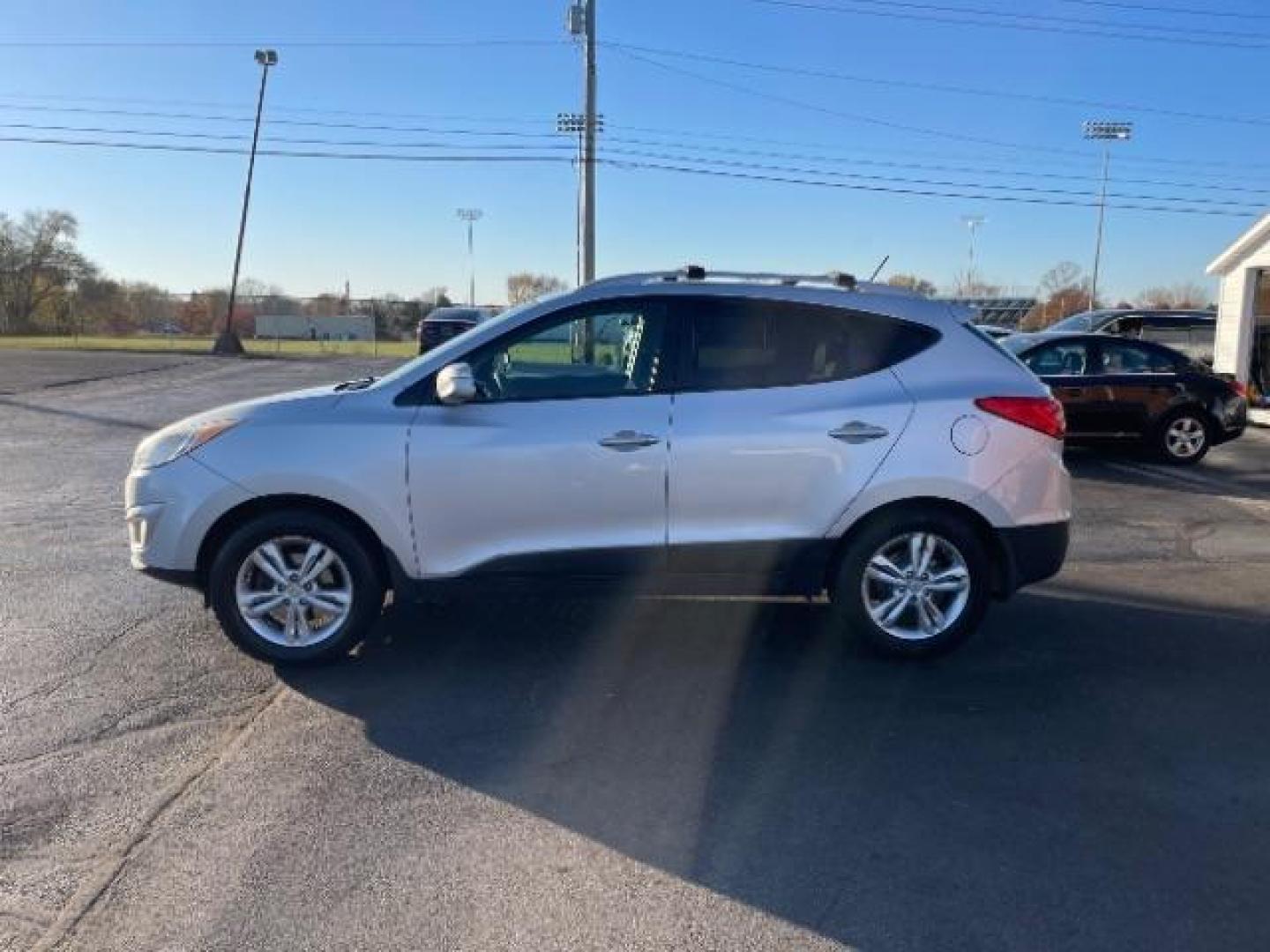 2013 Diamond Silver Metallic Hyundai Tucson GLS AWD (KM8JUCAC1DU) with an 2.4L L4 DOHC 16V engine, 6-Speed Automatic transmission, located at 1230 East Main St, Xenia, OH, 45385, (937) 908-9800, 39.688026, -83.910172 - Photo#2