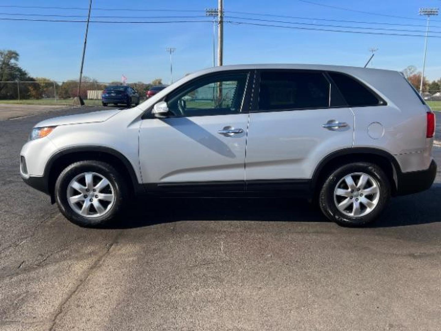 2013 Bright Silver Kia Sorento LX 2WD (5XYKT3A16DG) with an 2.4L L4 DOHC 16V engine, 6-Speed Automatic transmission, located at 1099 N County Rd 25A, Troy, OH, 45373, (937) 908-9800, 40.057079, -84.212883 - Photo#3