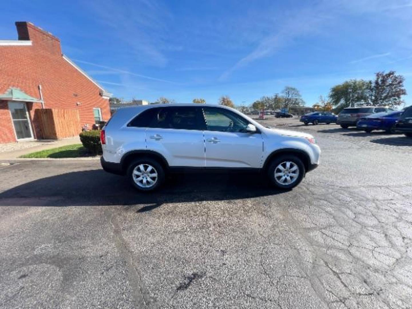 2013 Bright Silver Kia Sorento LX 2WD (5XYKT3A16DG) with an 2.4L L4 DOHC 16V engine, 6-Speed Automatic transmission, located at 1099 N County Rd 25A, Troy, OH, 45373, (937) 908-9800, 40.057079, -84.212883 - Photo#5