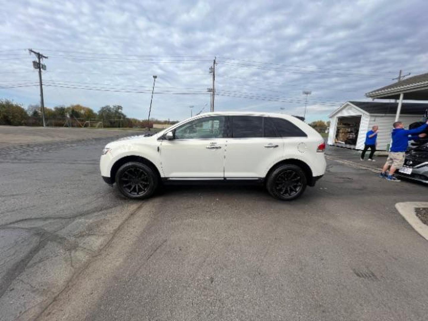 2013 White Platinum Metallic Tri-Coat Lincoln MKX AWD (2LMDJ8JK1DB) with an 3.7L V6 DOHC 24V engine, 6-Speed Automatic transmission, located at 1184 Kauffman Ave, Fairborn, OH, 45324, (937) 908-9800, 39.807072, -84.030914 - Photo#3