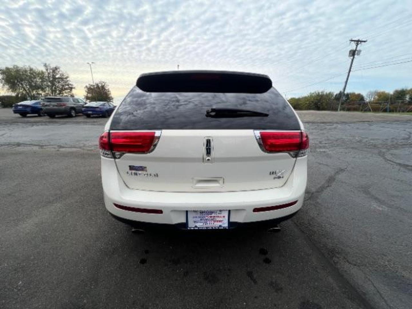 2013 White Platinum Metallic Tri-Coat Lincoln MKX AWD (2LMDJ8JK1DB) with an 3.7L V6 DOHC 24V engine, 6-Speed Automatic transmission, located at 1184 Kauffman Ave, Fairborn, OH, 45324, (937) 908-9800, 39.807072, -84.030914 - Photo#4