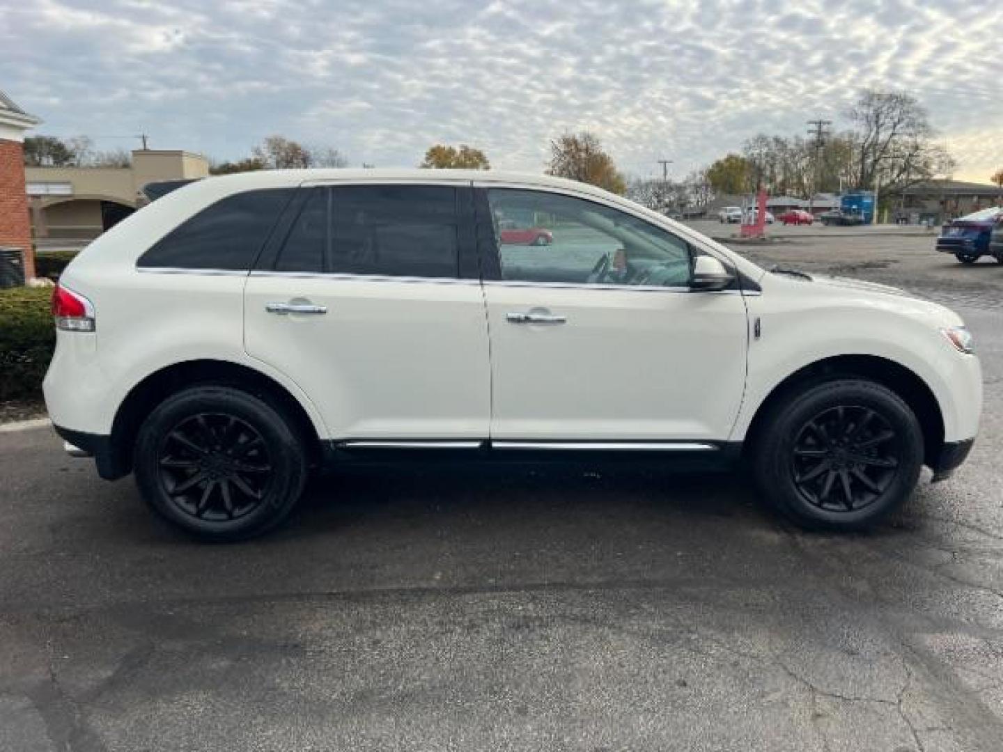 2013 White Platinum Metallic Tri-Coat Lincoln MKX AWD (2LMDJ8JK1DB) with an 3.7L V6 DOHC 24V engine, 6-Speed Automatic transmission, located at 1184 Kauffman Ave, Fairborn, OH, 45324, (937) 908-9800, 39.807072, -84.030914 - Photo#5