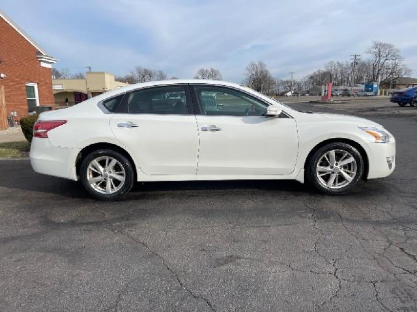 2013 Pearl White Nissan Altima 2.5 SV (1N4AL3AP4DN) with an 2.5L L4 DOHC 16V engine, located at 1099 N County Rd 25A, Troy, OH, 45373, (937) 908-9800, 40.057079, -84.212883 - Photo#2