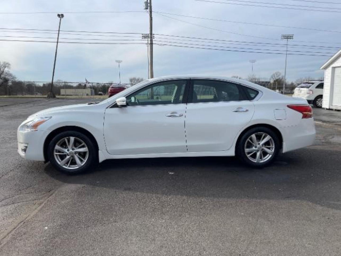 2013 Pearl White Nissan Altima 2.5 SV (1N4AL3AP4DN) with an 2.5L L4 DOHC 16V engine, located at 1099 N County Rd 25A, Troy, OH, 45373, (937) 908-9800, 40.057079, -84.212883 - Photo#3