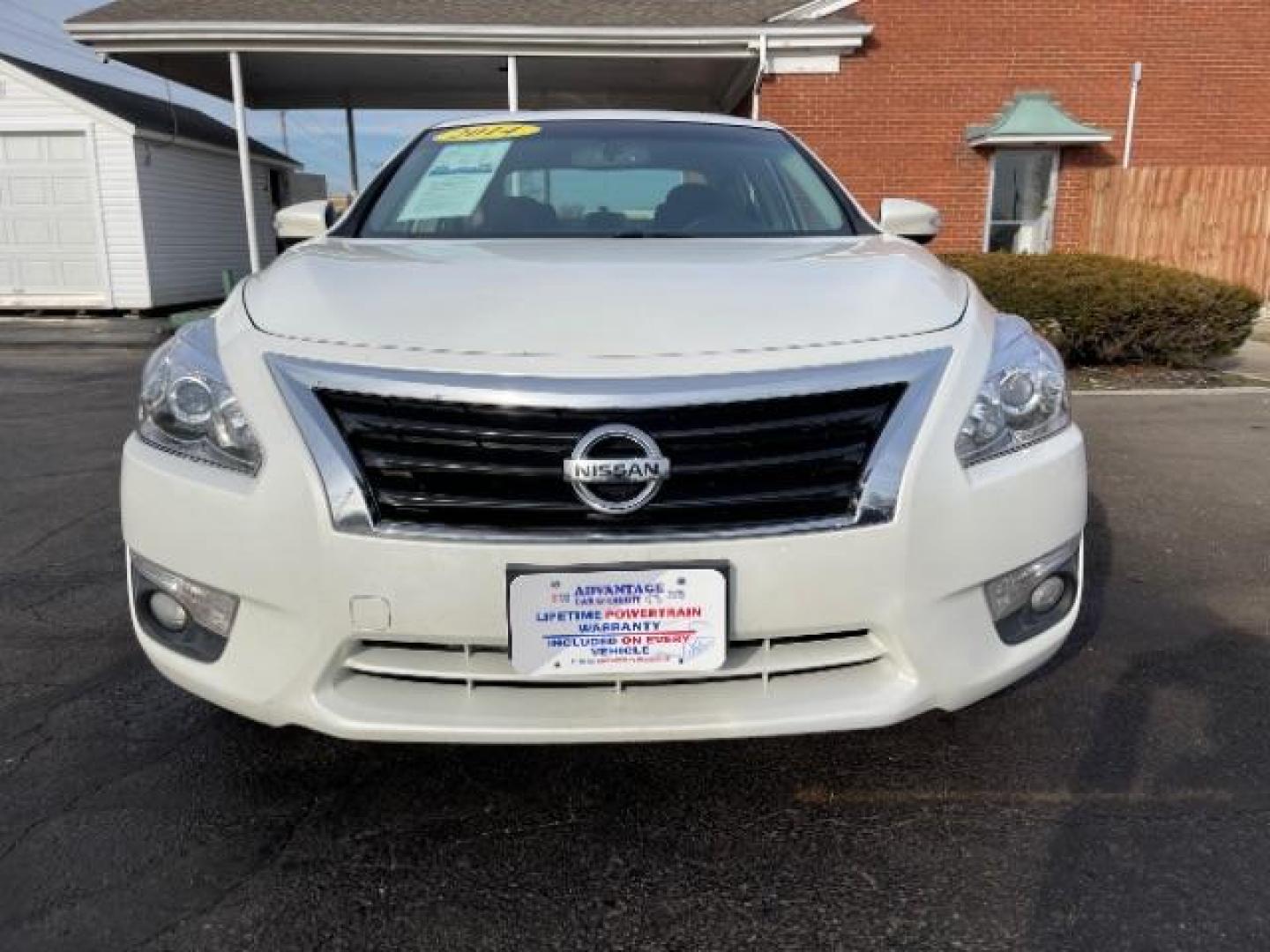 2013 Pearl White Nissan Altima 2.5 SV (1N4AL3AP4DN) with an 2.5L L4 DOHC 16V engine, located at 1099 N County Rd 25A, Troy, OH, 45373, (937) 908-9800, 40.057079, -84.212883 - Photo#4