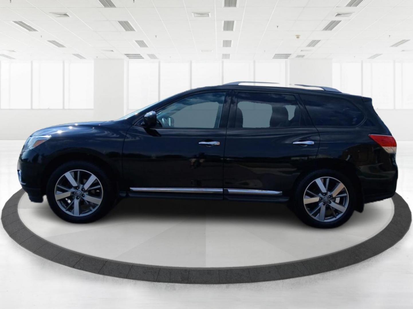 2013 Super Black Nissan Pathfinder (5N1AR2MMXDC) with an 3.5L V6 DOHC 24V engine, Continuously Variable Transmission transmission, located at 1230 East Main St, Xenia, OH, 45385, (937) 908-9800, 39.688026, -83.910172 - Photo#5