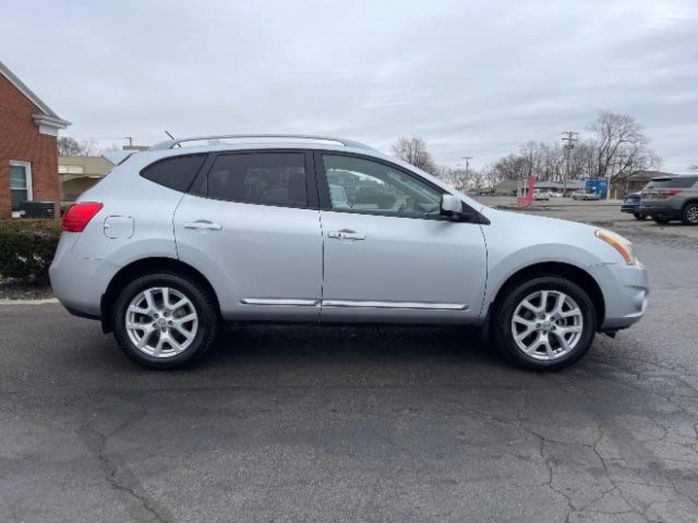 2013 Silver Nissan Rogue SL (JN8AS5MV1DW) , located at 880 E. National Road, Vandalia, OH, 45377, (937) 908-9800, 39.891918, -84.183594 - Photo#3