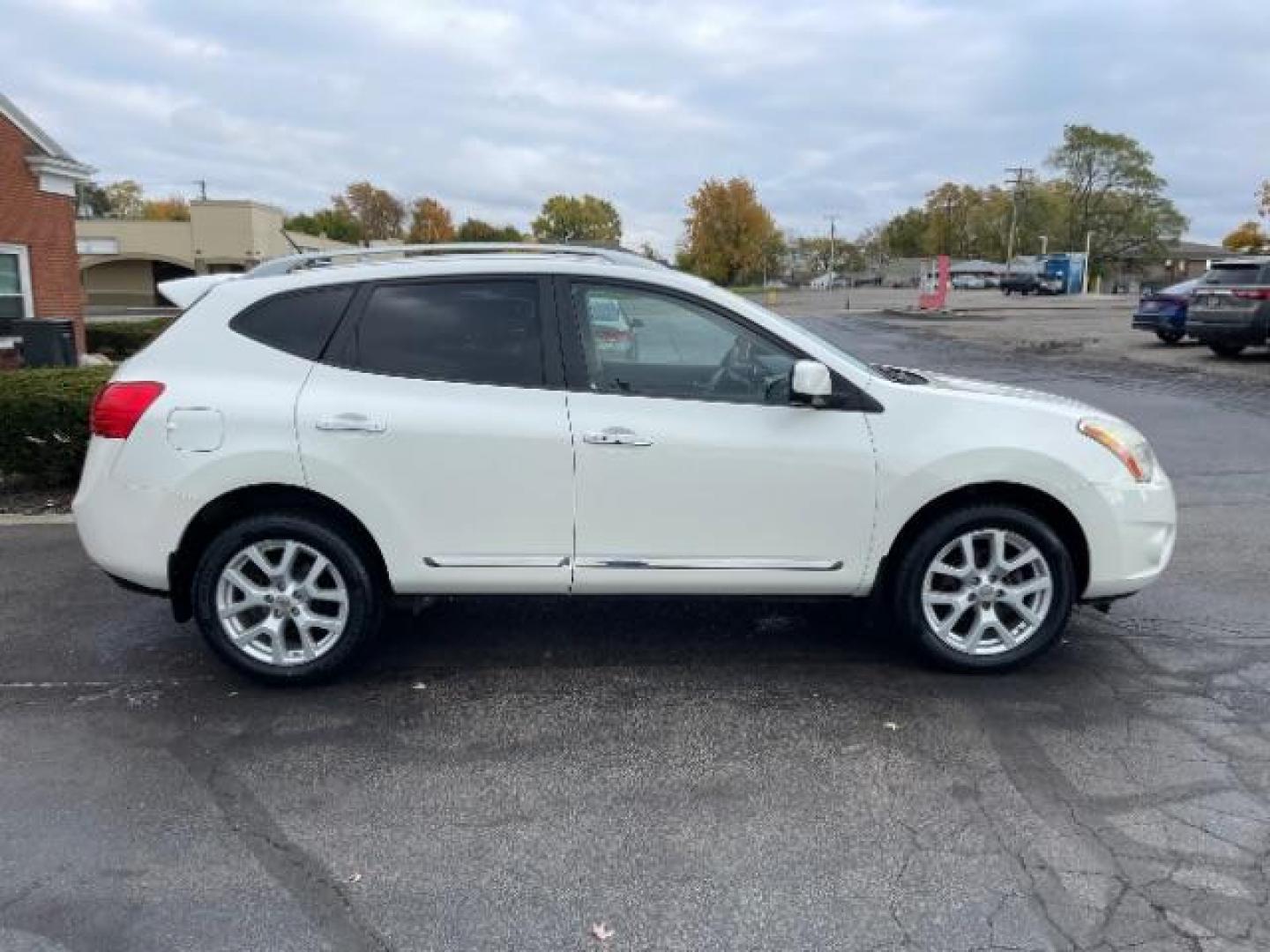 2013 Pearl White Nissan Rogue S AWD (JN8AS5MVXDW) with an 2.5L L4 DOHC 16V engine, Continuously Variable Transmission transmission, located at 1230 East Main St, Xenia, OH, 45385, (937) 908-9800, 39.688026, -83.910172 - Photo#3