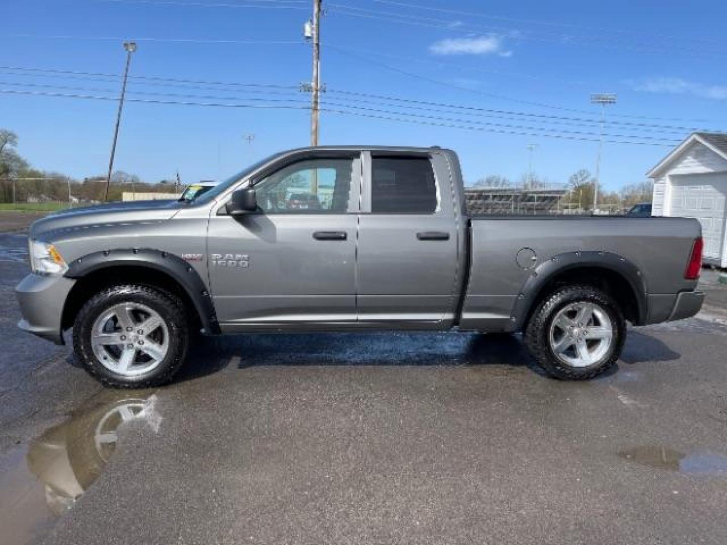 2013 Mineral Gray Metallic RAM 1500 Tradesman Quad Cab 4WD (1C6RR7FT8DS) with an 5.7L V8 OHV 16V engine, 6-Speed Automatic transmission, located at 1230 East Main St, Xenia, OH, 45385, (937) 908-9800, 39.688026, -83.910172 - Photo#4